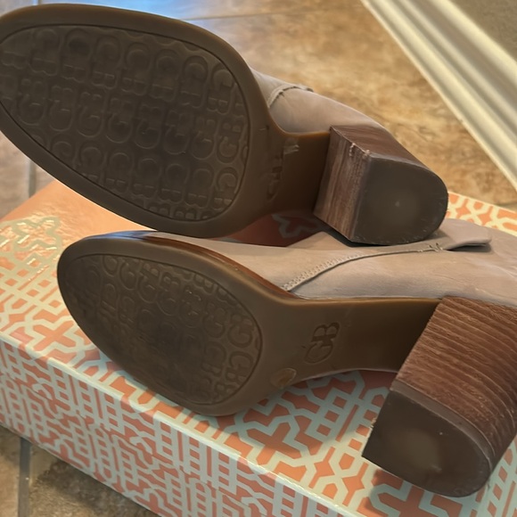 Women’s ankle boots in size 8 1/2. - Picture 7 of 9